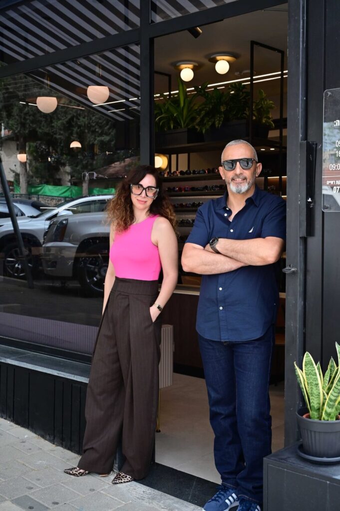 נביל ומאיה בכניסה לוויז'ן קליניק ברחובות
